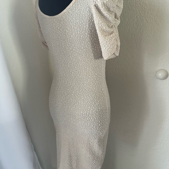 H&M Cream Bodycon Dress with Puff Sleeves and V-Neck - Picture 3 of 8